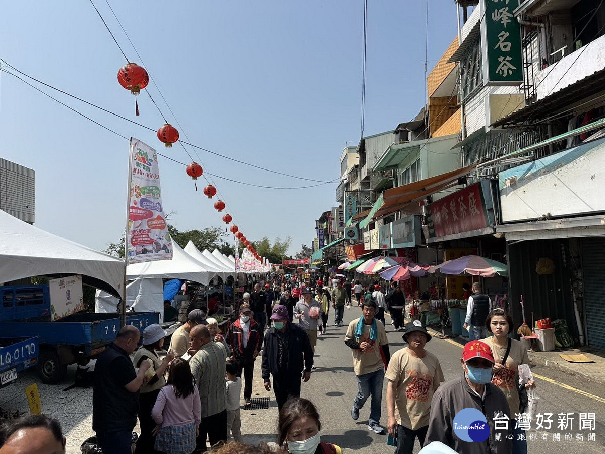 春饗市集首日就吸引不少遊客前來。（名間鄉公所提供）