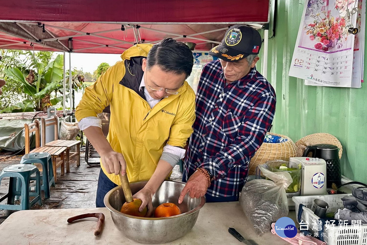 桃園市副市長蘇俊賓拜師製茶師傅梁金義學習製作客家酸柑茶。<br />
