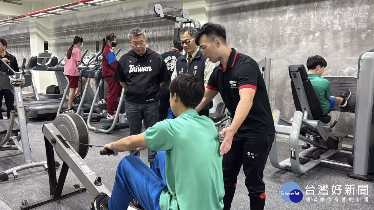 WorldGym捐贈9大項、15台健身器材給予清水國中。