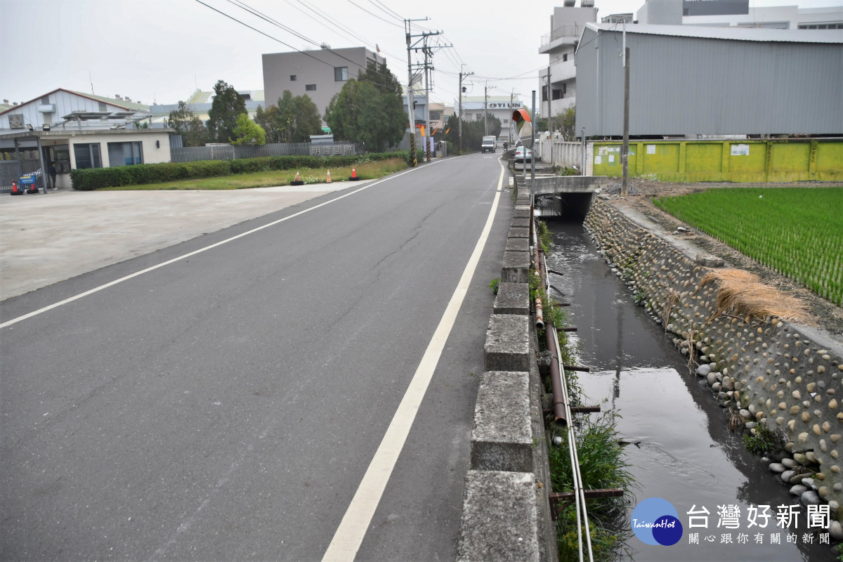 視察埔心鄉瑤鳳路一段彰52線拓寬，改善危險會車。圖／彰化縣政府提供