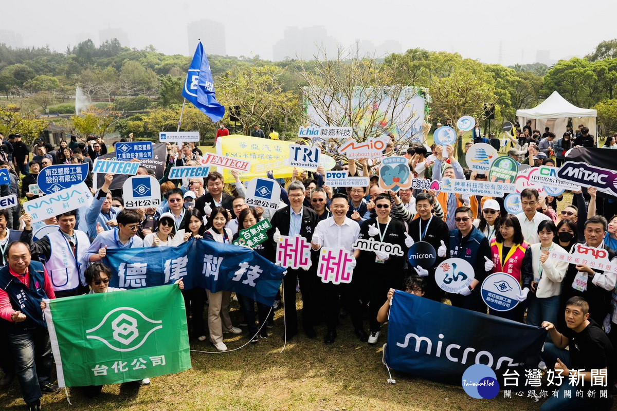 桃園市副市長蘇俊賓出席龜山華亞科技園區「百業共植 木集未來」植樹節活動。<br />
