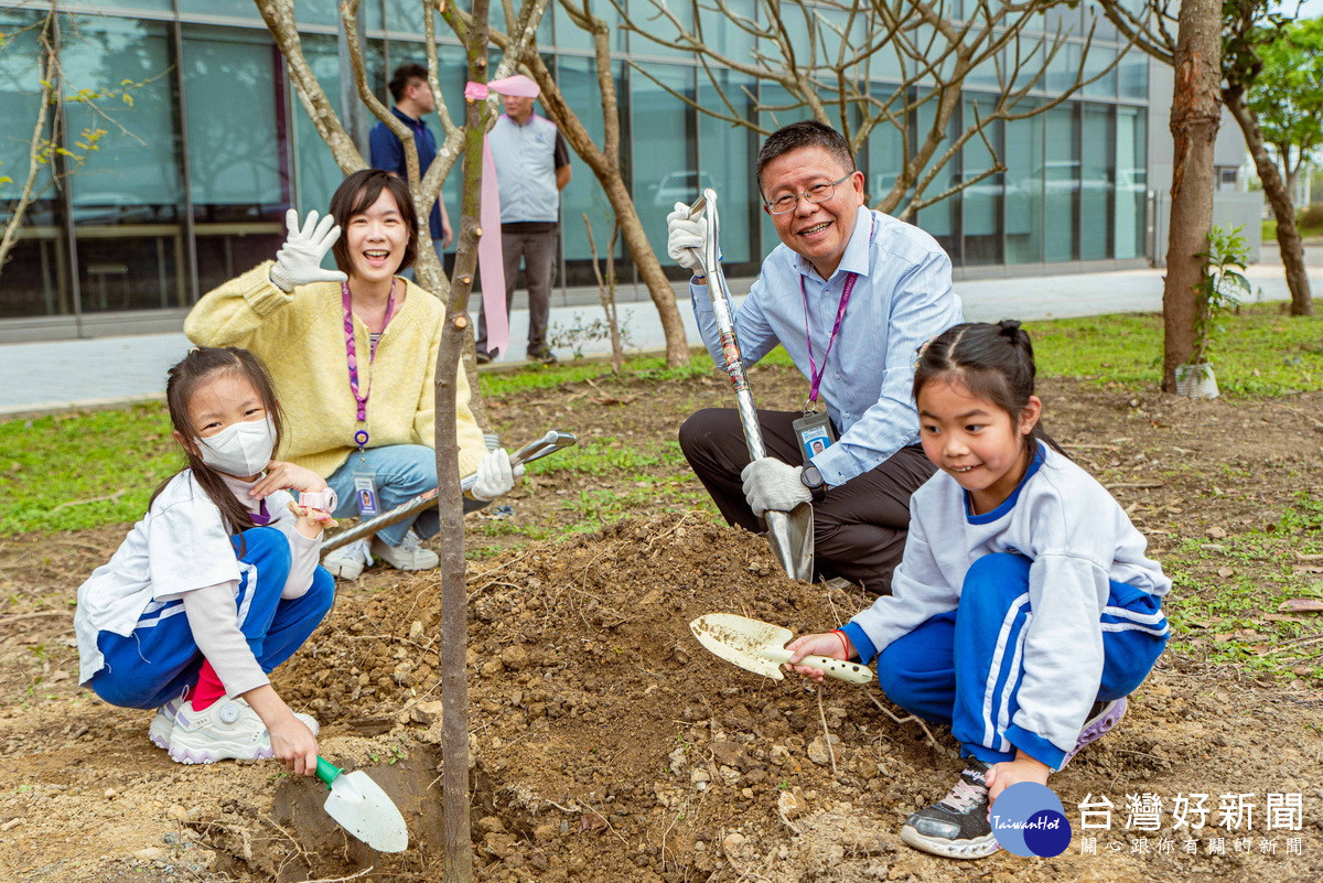 響應植樹綠化落實公益永續，桃園捷運公司於植樹節當天舉辦「捷伴公益 『植』達美好」活動。<br />
