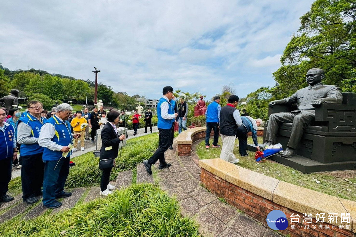 國民黨桃園市黨部於慈湖兩蔣紀念雕塑公園舉辦紀念總理逝世百年植樹健行活動。