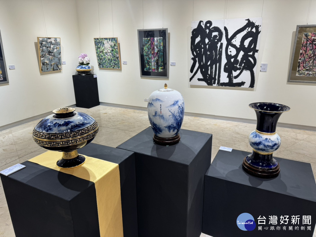 卓麗秋、梁永斐雙人展，山水青花瓷與書藝創作的藝術饗宴。圖／彰化縣文化局提供