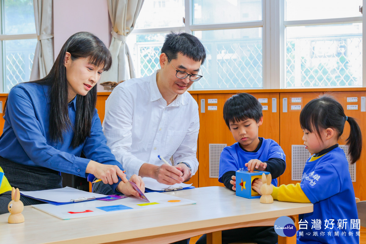 清華幼教系特聘教授周育如(左一)與生科系副教授郭崇涵(左二)引導幼兒在遊戲中合作。