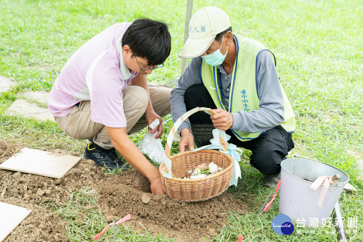 採行樹葬，先人骨灰將伴隨花瓣、溶磷菌、培養土等有機物灑入，以自然方式回歸大地