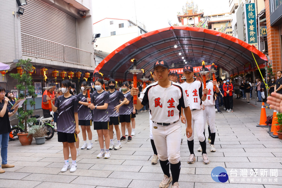 114嘉義市運動會今天在嘉邑城隍廟舉行聖火引燃典禮暨傳遞活動／嘉義市府提供