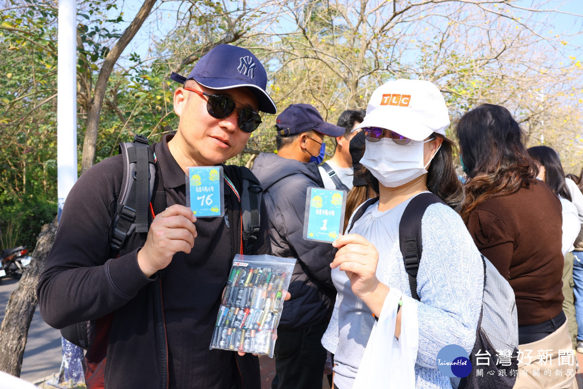 活動結合環保元素，吸引民眾以舊電池兌換野餐籃墊／嘉義市府提供