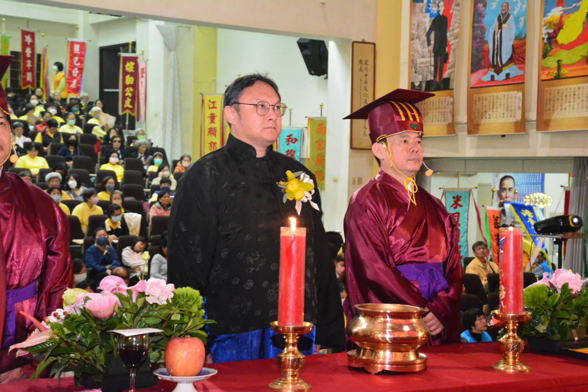 台中市副市長鄭照新擔任三獻禮暨送神主祭。圖／記者鄧富珍攝