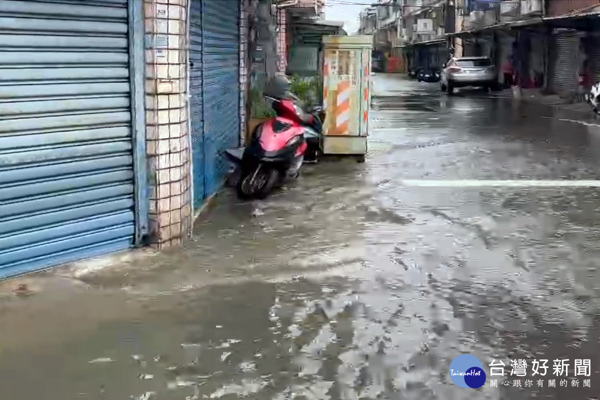 受到鋒面影響出現急降雨，導致部分地區因排水不及發生積水或淹水災情。<br />
