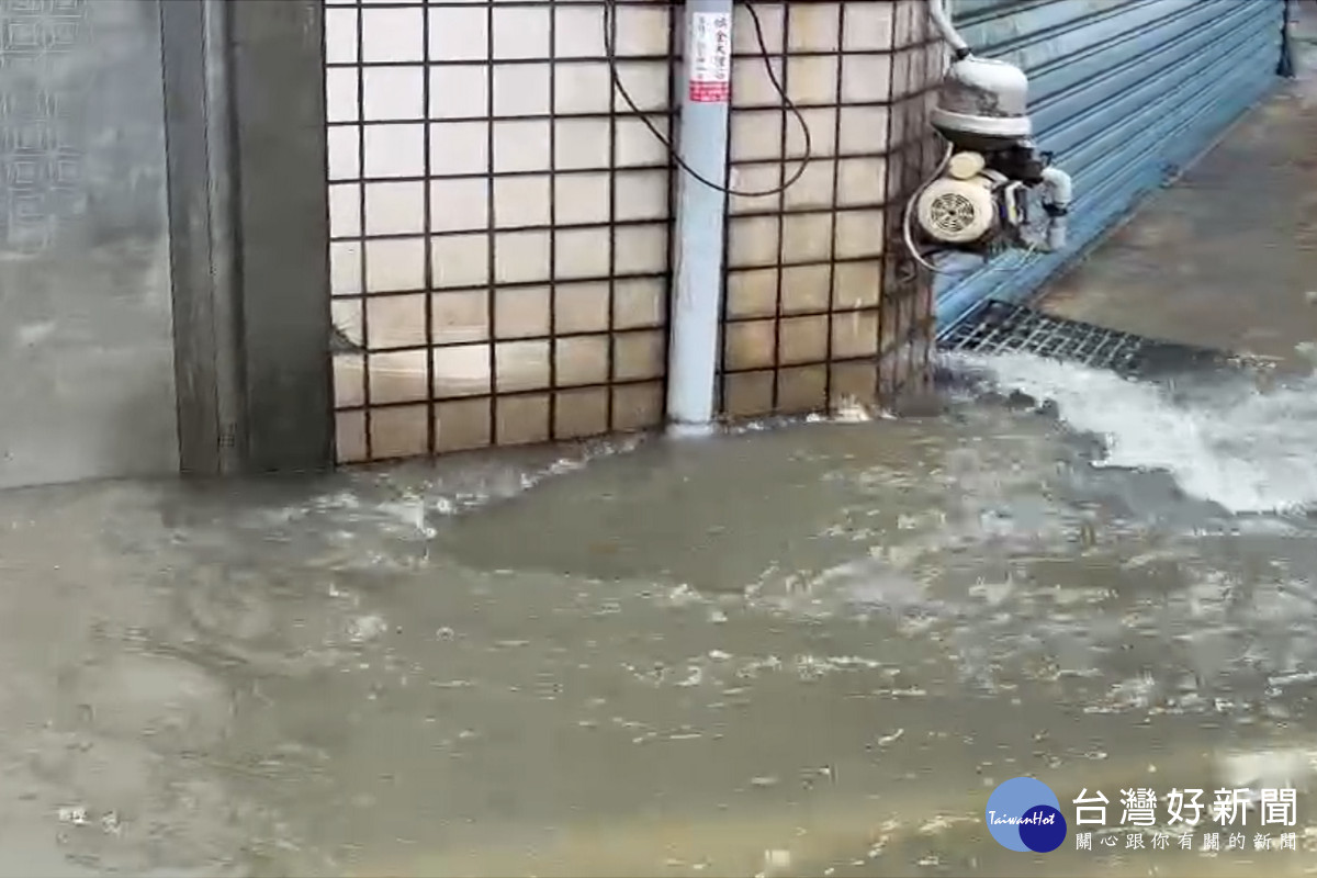 受到鋒面影響出現急降雨，導致部分地區因排水不及發生積水或淹水災情。<br />
