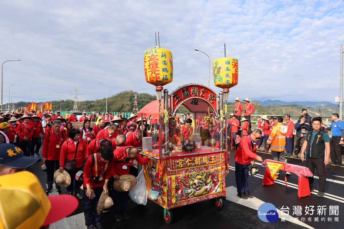 烏日玉闕朝仁宮抵達南投縣境的草屯烏溪橋。（縣府提供）