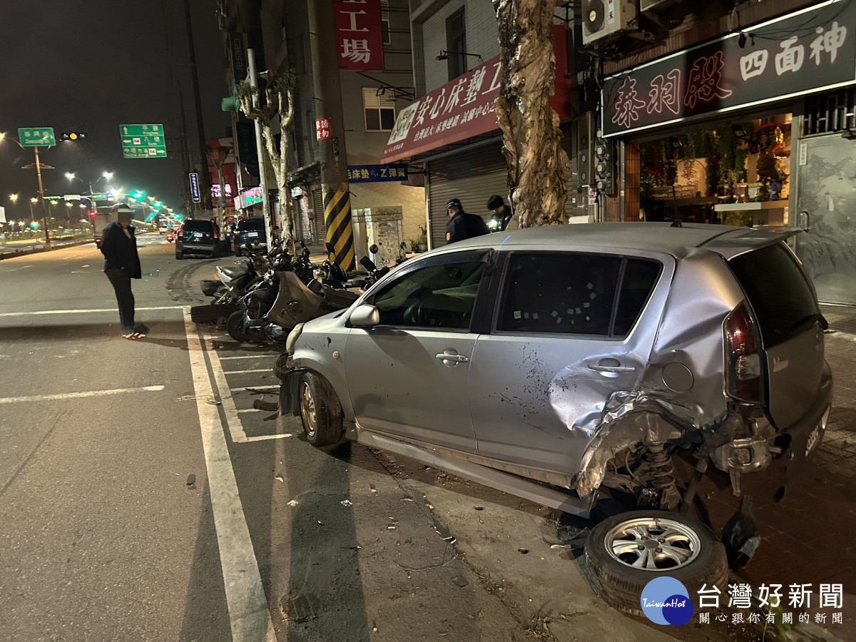 中壢環中東路嚴重交通事故，13機車、1汽車遭撞。