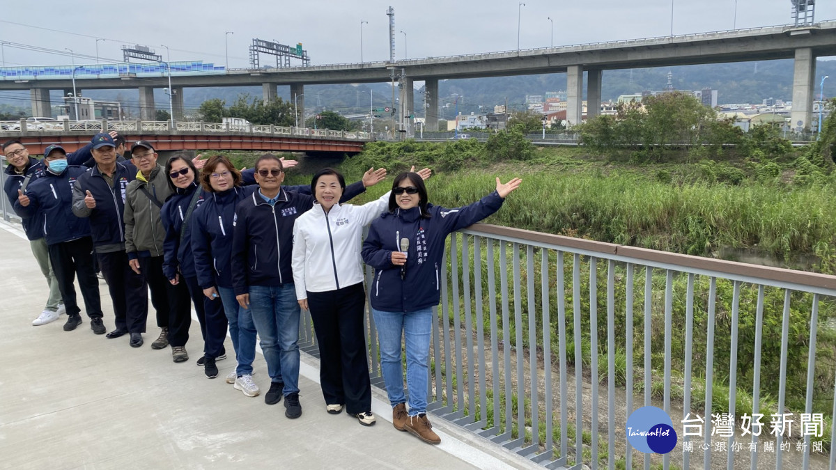 立委楊瓊瓔推動旱溪西路自行車道移至堤頂，並拓寬為3.2公尺，搭配視覺穿透式欄杆，水岸景觀長達1.6公里。