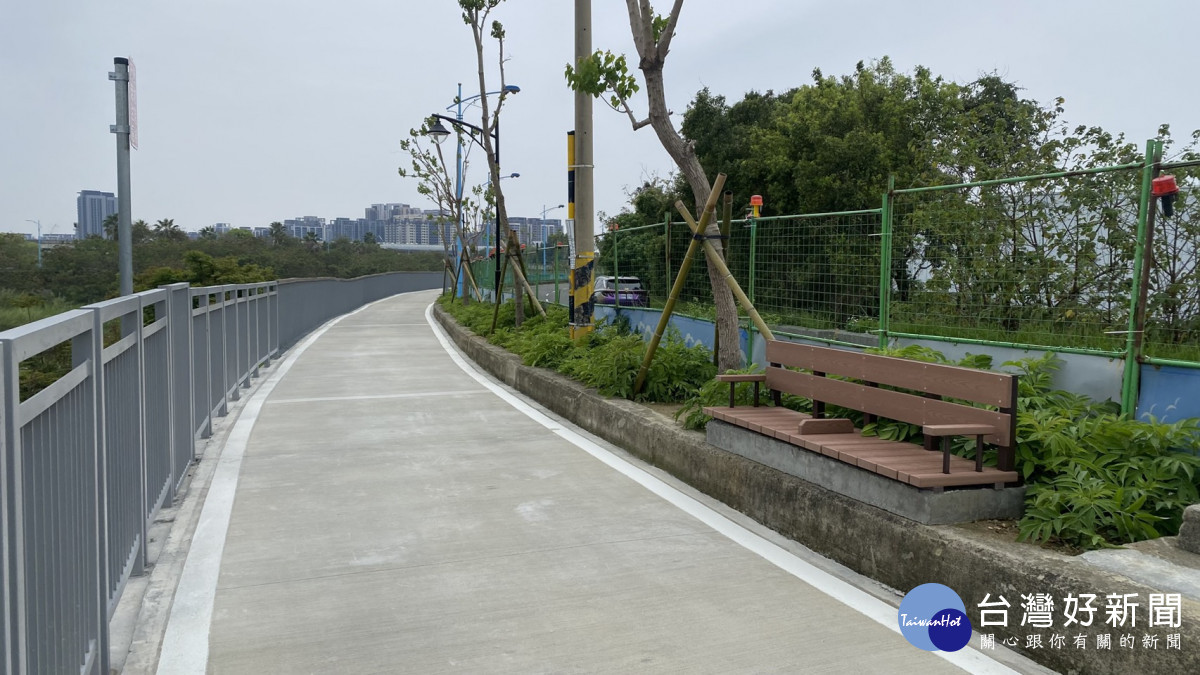 旱溪西路（潭興路至南興北二路）自行車道移至堤頂，並拓寬為3.2公尺。