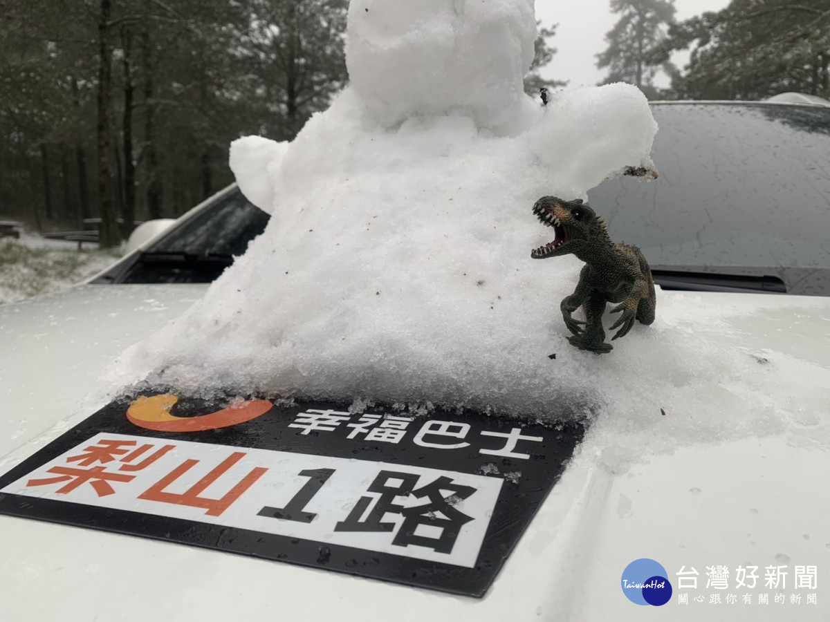 梨山凌晨下大雪，很多民眾在雪地中堆起雪人。