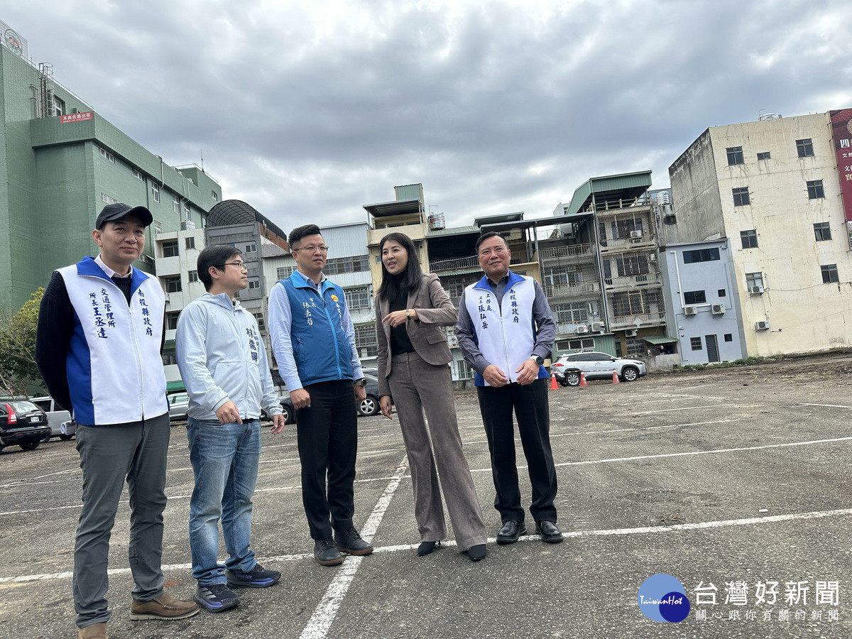 許縣長張市長等人探討轉運站的未來。（記者扶小萍攝）