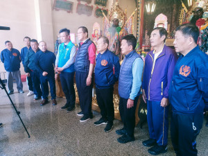 南投市長張嘉哲與受鎮宮委員會歡迎信眾參與玄天上帝的繞境盛典。（受鎮宮提供）