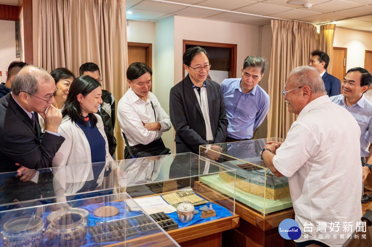 新加坡茶陽（大埔）會館新任會長何謙誠向張市長一行介紹會館展品與歷史。<br />
