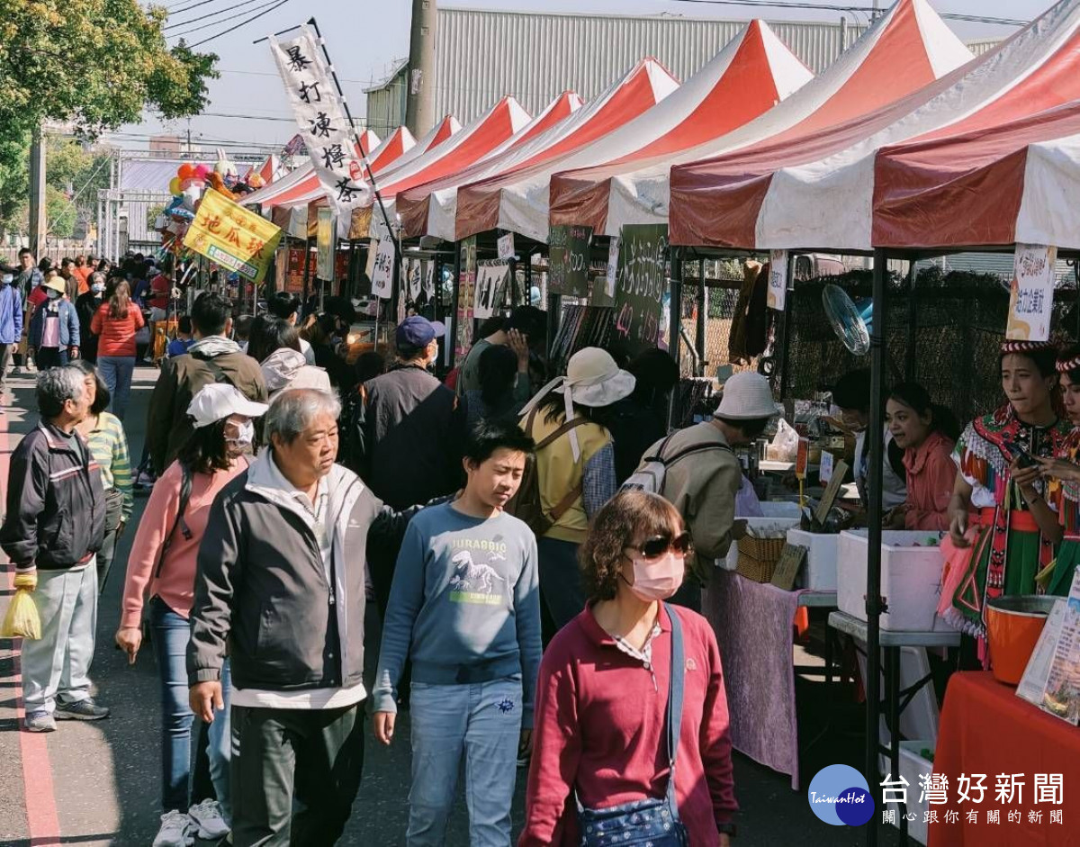 在地青農組成麥田好農展市集，販售大雅區當季農特產品，吸引滿滿人潮。