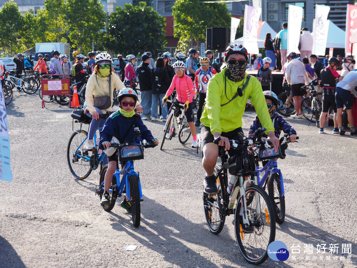 萬眾騎BIKE坡度、長度適合親子同騎，不少民眾闔家同樂。