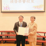 國立海洋大學校長許泰文(左)獲北港國小「榮譽校友」殊榮，肯定其在教育與學術領域的深耕與卓越成就。（暨大提供）