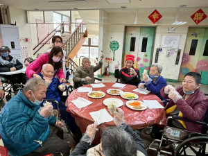住民們開心地大啖親手捲製的美味潤餅。