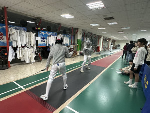 國小學童學習擊劍思維更寬廣。（記者扶小萍攝）