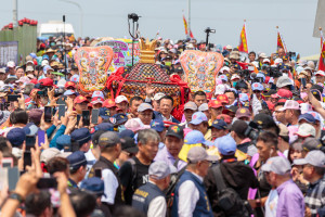 大甲鎮瀾宮媽祖鑾轎今(7)日中午抵達雲嘉交界處崙子大橋，嘉義縣長翁章梁與鎮瀾宮董事長顏清標、奉天宮董事長何達煌等人扶轎／嘉義縣府提供