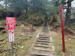 鹿林山登山口設置完成「雙向人員流量計數器」現況。（玉管處提供）