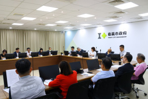 嘉義市長黃敏惠親自主持於市府召開的「關稅衝擊產業諮詢會議」，邀集產業代表與會／嘉義市府提供
