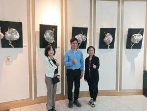 彰師大美術系研究生陳信正畢業創作「再塑一個『我』」圖／記者鄧富珍攝