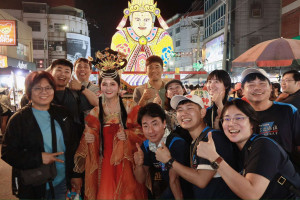睡魔師林廣海推著「睡魔媽祖」參與遶境，文觀處長陳璧君以「龍魚裝扮」陪同，吸引許多民眾合影／翻攝照片