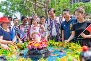 張市長與貴賓在浴佛台前浴佛。