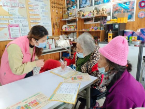 營養師仔細與長輩講解營養篩檢。