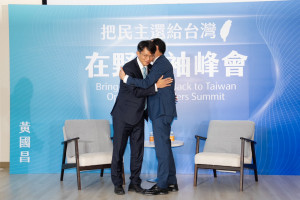 朱立倫向黃國昌討抱抱