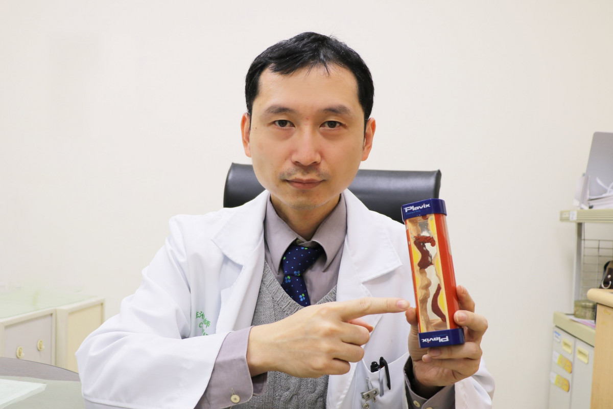 王景益醫師說明取栓治療高效應變機制是搶通血管阻塞，降低細胞損傷重要關鍵