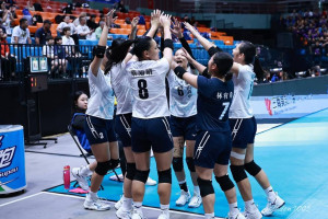 東山女排摘下后冠，順利連霸抱回隊史第7座金盃。(隨心所攝提供)