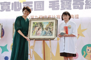 許淑華縣長為繪畫賽優勝頒獎。（縣府提供）