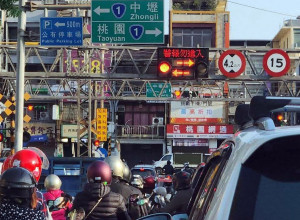 內壢平交道婦人誤闖被列車撞死 ，民眾被塞在車陣中（內壢大小事社團提供）