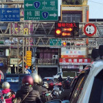 內壢平交道婦人誤闖被列車撞死 ，民眾被塞在車陣中（內壢大小事社團提供）