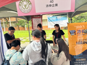 嶺東科技大學4/29辦「2025嶺東金鷹 就業即讚」中區聯合就業徵才博覽會，學生透過就博會了解有興趣的工作職缺。（圖/嶺東科技大學）