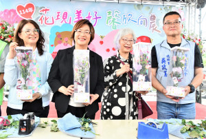 田尾康乃馨推廣，氣候因素導致康乃馨減產約2成，縣長王惠美呼籲民眾鄉親，訂購要趁早。圖／記者鄧富珍翻攝