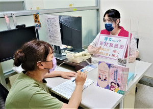台南就業中心關廟就業服務台(右)透過勞動部「婦女再就業計畫」及「僱用獎助措施」協助43歲的單親媽媽小琪(化名)(左)成功回歸職場。並獲得3萬元就業獎勵金。