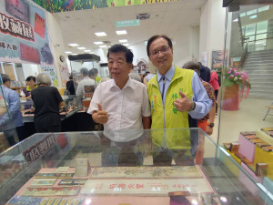 火柴達人蔣敏全收藏展讓人懷舊，其中「故宮火柴」精品收藏，長度有68公分，讓人讚嘆！圖／記者鄧富珍攝