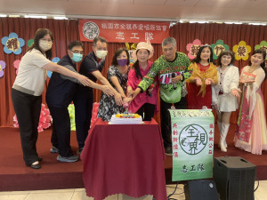 白恩惠主任(左4)與組室主管及表演來賓一同切蛋糕，祝賀新竹榮家72週年慶。