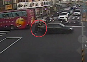 女警推故障車。林重鎣