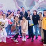 張市長與護理人員合影。