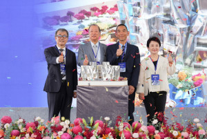 中國醫藥大學暨醫療體系董事長蔡長海（左2）、台中市長盧秀燕（右）與教育部長鄭英耀（左）等人到場見證動土典禮。