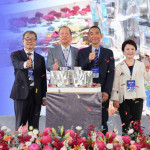 中國醫藥大學暨醫療體系董事長蔡長海（左2）、台中市長盧秀燕（右）與教育部長鄭英耀（左）等人到場見證動土典禮。